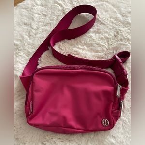 Like New! 2L Lululemon Belt Bag Raspberry Coulis/Wildberry